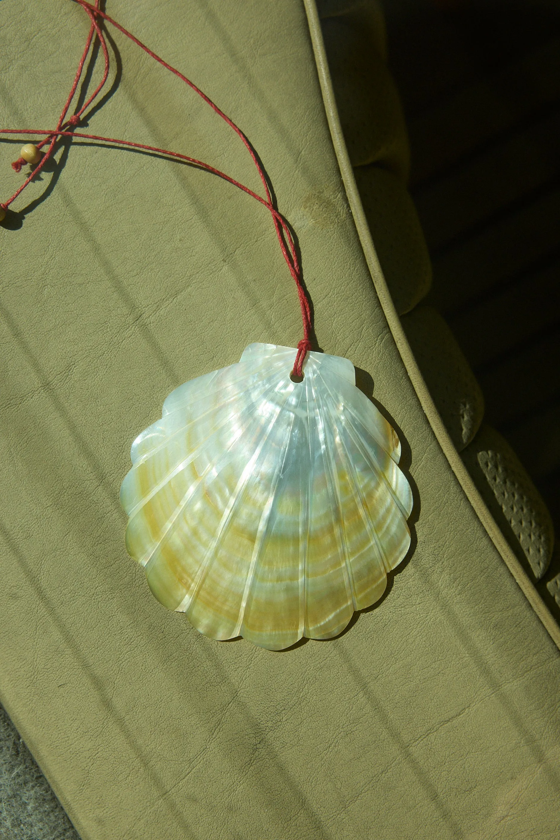 SHELL NECKLACE - CLAM
