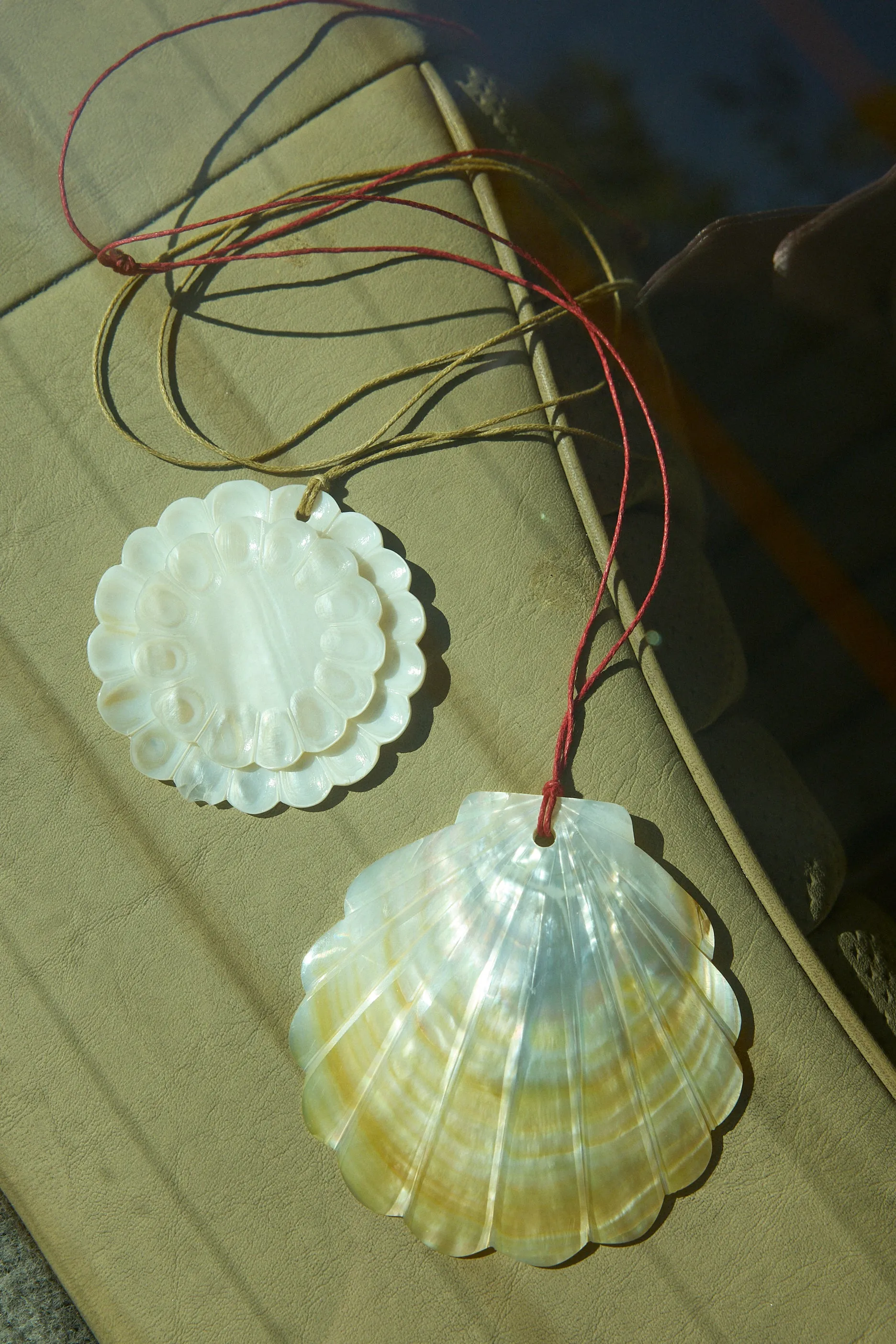 SHELL NECKLACE - CLAM