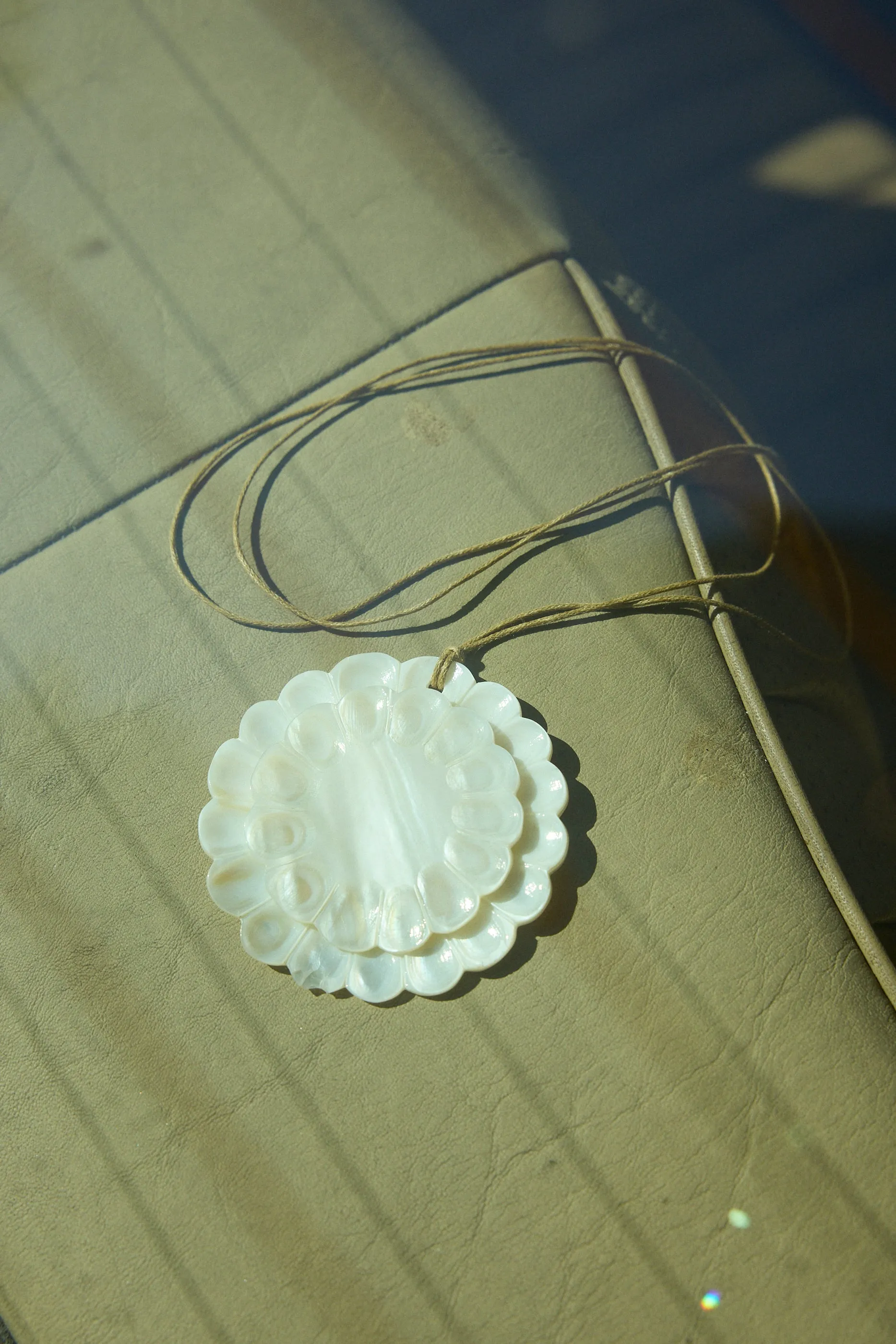 SHELL NECKLACE - DOUBLE FLOWER